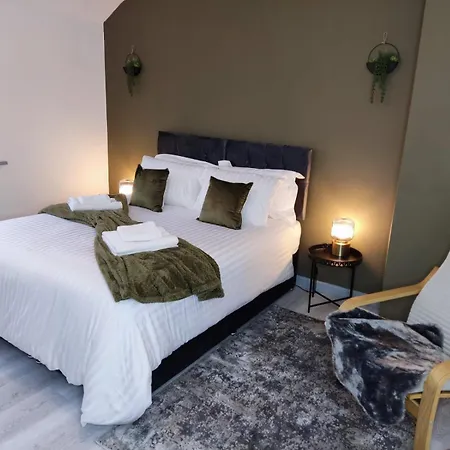 3-bedroom - 8 Minutes To Centre, Free Private Parking For 2 Cars, 70