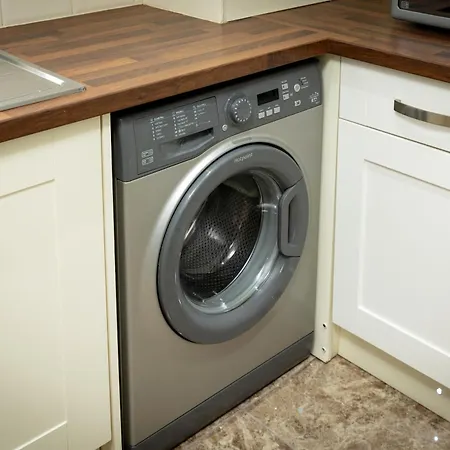 Comfortable 3 Bedrooms Leeds House - Ideal For Family And Contractors - Free Parking For 2 Cars Holiday home *