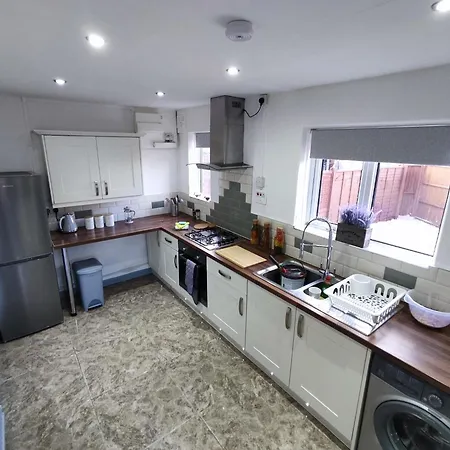 Comfortable 3 Bedrooms House - Ideal For Family And Contractors - Free Wifi, Projector In Bedroom And Free Parking For 2 Cars