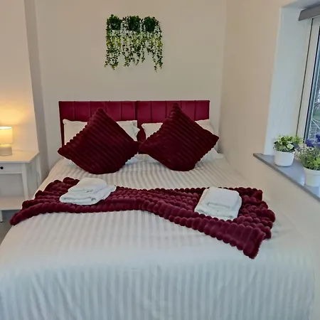 Comfortable 3 Bedrooms House - Ideal For Family And Contractors - Free Wifi, Projector In Bedroom And Free Parking For 2 Cars Semesterbostad