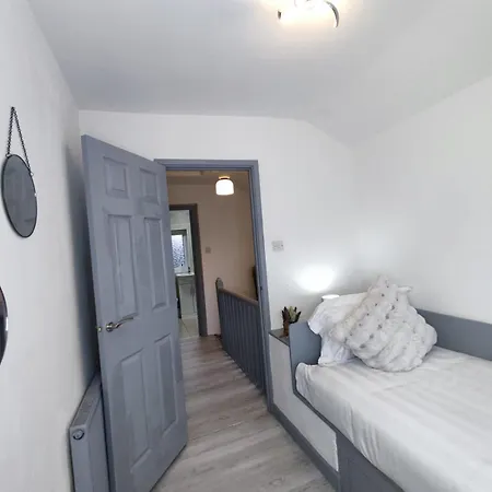 3-bedroom - 8 Minutes To Centre, Free Private Parking For 2 Cars, 70