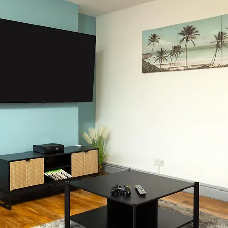 3-bedroom - 8 Minutes To Centre, Free Private Parking For 2 Cars, 70