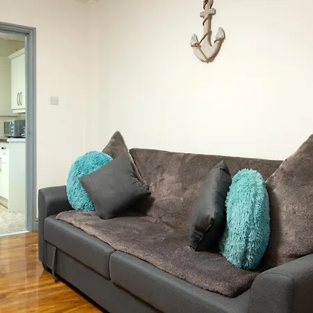 3-bedroom - 8 Minutes To Centre, Free Private Parking For 2 Cars, 70