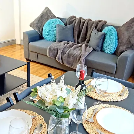 3-bedroom - 8 Minutes To Centre, Free Private Parking For 2 Cars, 70