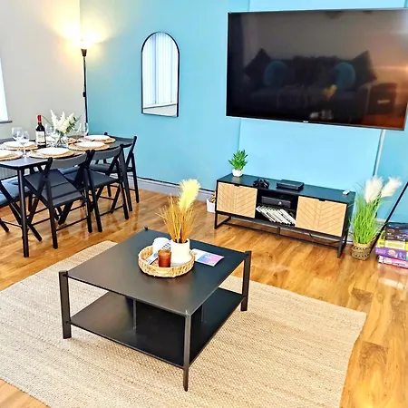 Semesterbostad Comfortable 3 Bedrooms House - Ideal For Family And Contractors - Free Wifi, Projector In Bedroom And Free Parking For 2 Cars *