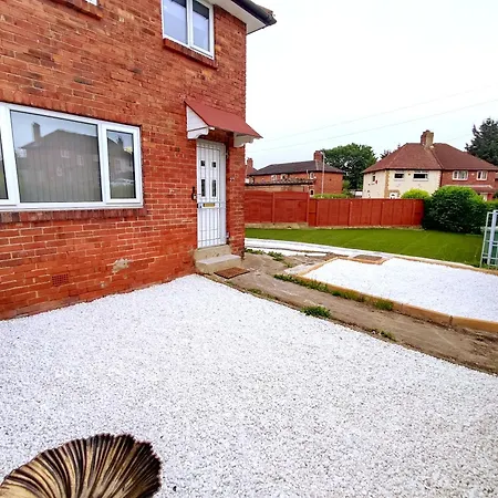 3-bedroom - 8 Minutes To Centre, Free Private Parking For 2 Cars, 70