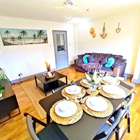 3-bedroom - 8 Minutes To Centre, Free Private Parking For 2 Cars, 70