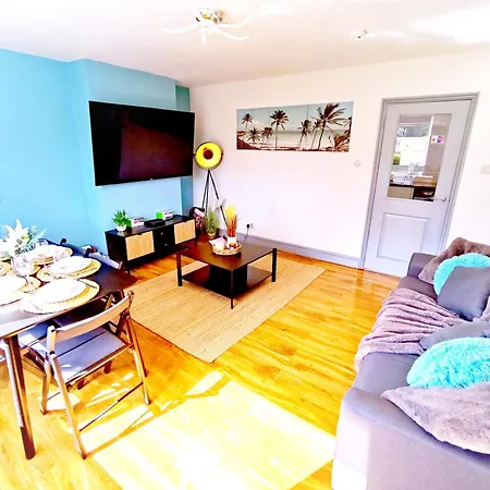 3-bedroom - 8 Minutes To Centre, Free Private Parking For 2 Cars, 70