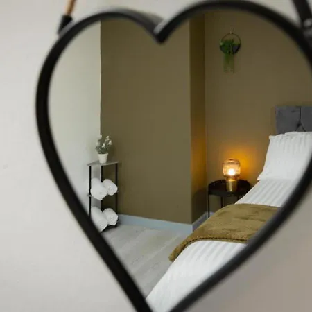 3-bedroom - 8 Minutes To Centre, Free Private Parking For 2 Cars, 70