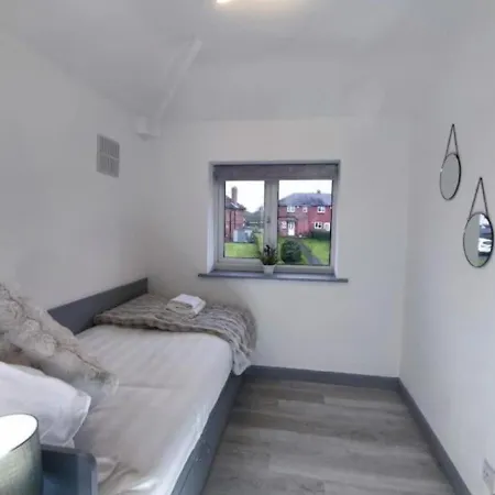 Comfortable 3 Bedrooms Leeds House - Ideal For Family And Contractors - Free Parking For 2 Cars Holiday home *