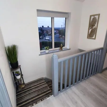 Comfortable 3 Bedrooms House - Ideal For Family And Contractors - Free Wifi, Projector In Bedroom And Free Parking For 2 Cars Leeds (West Yorkshire)