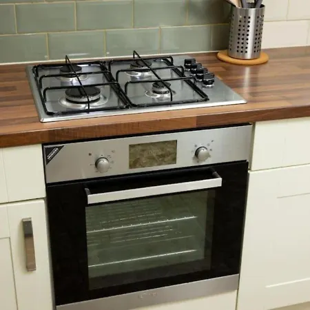 3-bedroom - 8 Minutes To Centre, Free Private Parking For 2 Cars, 70