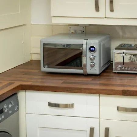Holiday home 3-bedroom - 8 Minutes To Centre, Free Private Parking For 2 Cars, 70