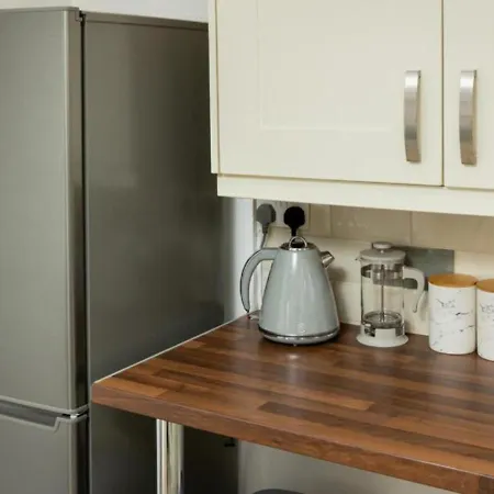 3-bedroom - 8 Minutes To Centre, Free Private Parking For 2 Cars, 70