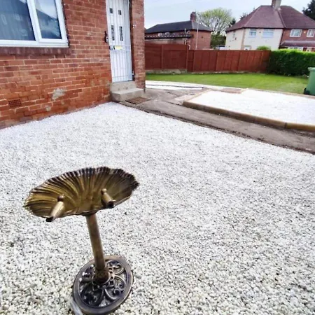 Holiday home 3-bedroom - 8 Minutes To Centre, Free Private Parking For 2 Cars, 70
