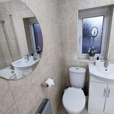 Comfortable 3 Bedrooms House - Ideal For Family And Contractors - Free Wifi, Projector In Bedroom And Free Parking For 2 Cars Semesterbostad