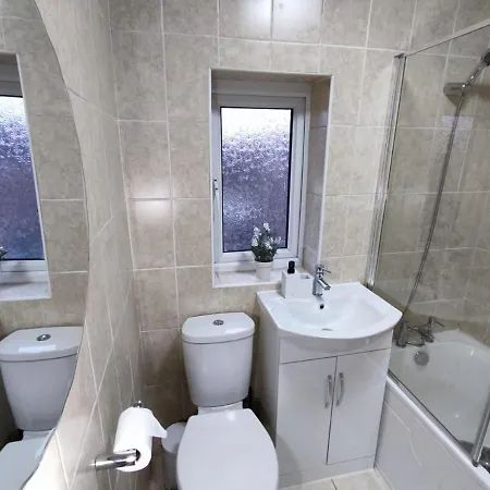 Holiday home 3-bedroom - 8 Minutes To Centre, Free Private Parking For 2 Cars, 70