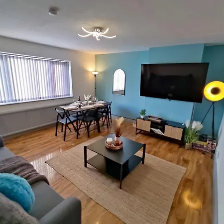 Comfortable 3 Bedrooms House - Ideal For Family And Contractors - Free Wifi, Projector In Bedroom And Free Parking For 2 Cars *