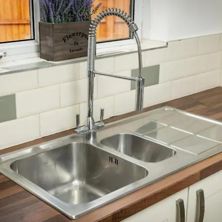 Comfortable 3 Bedrooms Leeds House - Ideal For Family And Contractors - Free Parking For 2 Cars * Leeds (West Yorkshire)