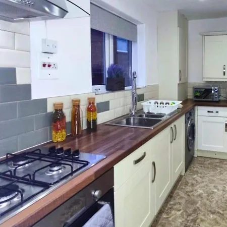 Comfortable 3 Bedrooms House - Ideal For Family And Contractors - Free Wifi, Projector In Bedroom And Free Parking For 2 Cars