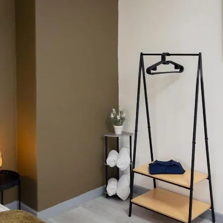 3-bedroom - 8 Minutes To Centre, Free Private Parking For 2 Cars, 70