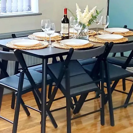Holiday home 3-bedroom - 8 Minutes To Centre, Free Private Parking For 2 Cars, 70