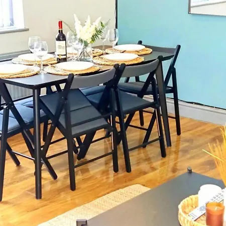 Semesterbostad Comfortable 3 Bedrooms House - Ideal For Family And Contractors - Free Wifi, Projector In Bedroom And Free Parking For 2 Cars Leeds (West Yorkshire)