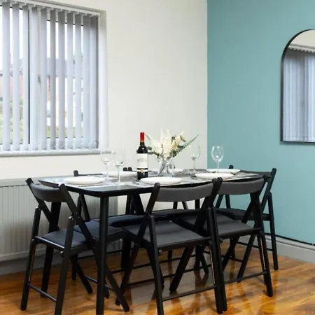 Comfortable 3 Bedrooms House - Ideal For Family And Contractors - Free Wifi, Projector In Bedroom And Free Parking For 2 Cars