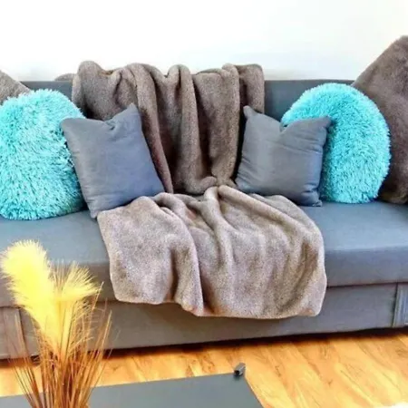 Holiday home 3-bedroom - 8 Minutes To Centre, Free Private Parking For 2 Cars, 70