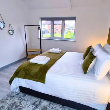 Comfortable 3 Bedrooms House - Ideal For Family And Contractors - Free Wifi, Projector In Bedroom And Free Parking For 2 Cars * Leeds (West Yorkshire)