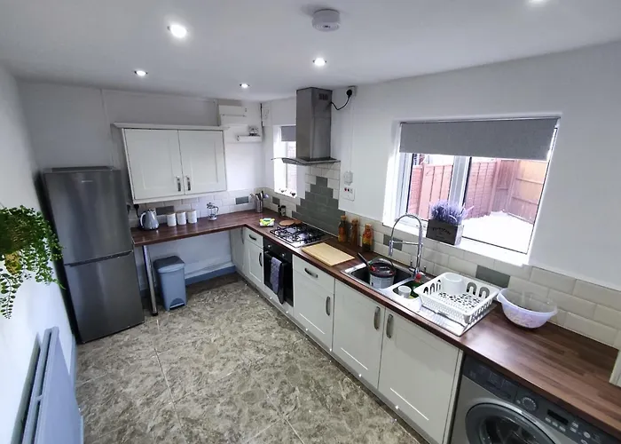 Comfortable 3 Bedrooms House - Ideal For Family And Contractors - Free Wifi, Projector In Bedroom And Free Parking For 2 Cars