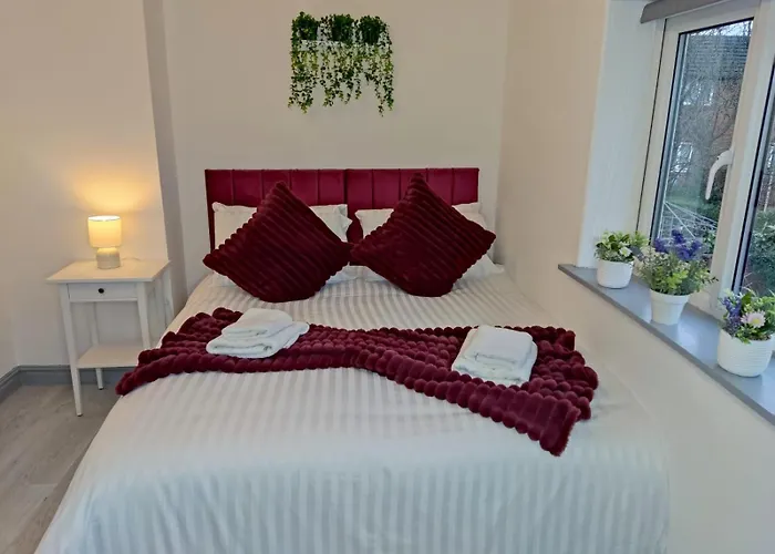 Comfortable 3 Bedrooms House - Ideal For Family And Contractors - Free Wifi, Projector In Bedroom And Free Parking For 2 Cars Holiday home