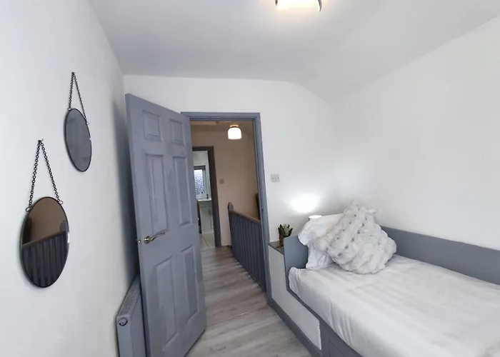 Comfortable 3 Bedrooms House - Ideal For Family And Contractors - Free Wifi, Projector In Bedroom And Free Parking For 2 Cars * Leeds (West Yorkshire)