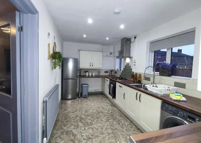 Comfortable 3 Bedrooms House - Ideal For Family And Contractors - Free Wifi, Projector In Bedroom And Free Parking For 2 Cars