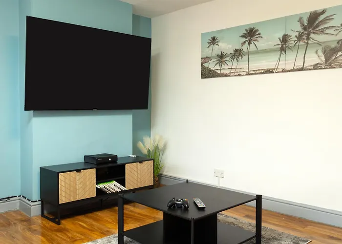 Comfortable 3 Bedrooms House - Ideal For Family And Contractors - Free Wifi, Projector In Bedroom And Free Parking For 2 Cars 利兹