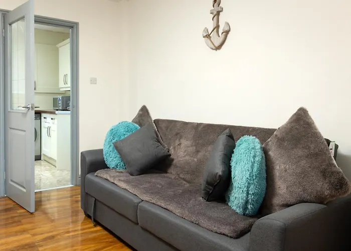 Comfortable 3 Bedrooms House - Ideal For Family And Contractors - Free Wifi, Projector In Bedroom And Free Parking For 2 Cars Holiday home