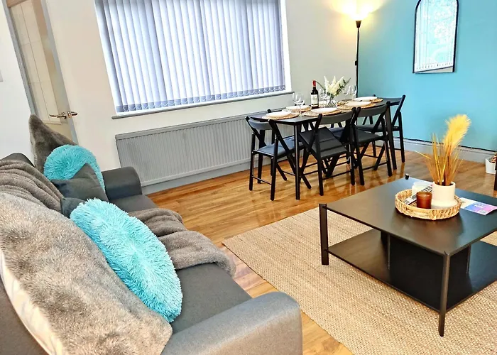 Comfortable 3 Bedrooms House - Ideal For Family And Contractors - Free Wifi, Projector In Bedroom And Free Parking For 2 Cars