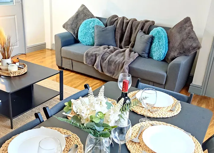 Comfortable 3 Bedrooms House - Ideal For Family And Contractors - Free Wifi, Projector In Bedroom And Free Parking For 2 Cars * Leeds (West Yorkshire)