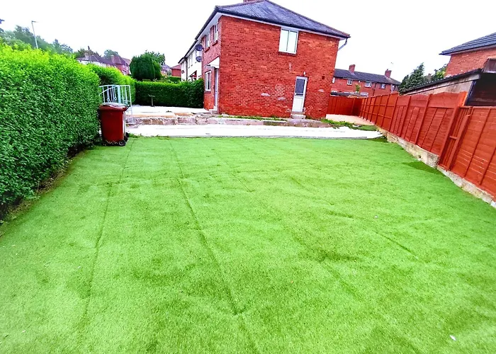 Comfortable 3 Bedrooms House - Ideal For Family And Contractors - Free Wifi, Projector In Bedroom And Free Parking For 2 Cars