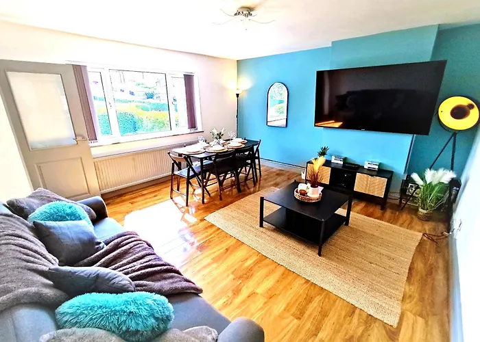 Comfortable 3 Bedrooms House - Ideal For Family And Contractors - Free Wifi, Projector In Bedroom And Free Parking For 2 Cars 度假居