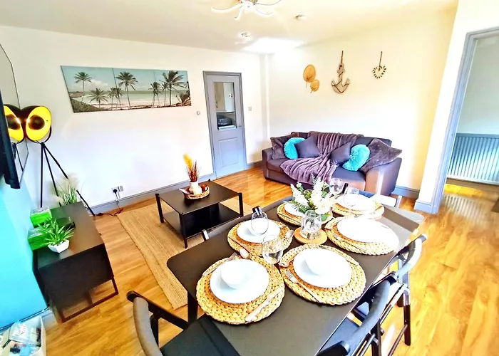 Comfortable 3 Bedrooms House - Ideal For Family And Contractors - Free Wifi, Projector In Bedroom And Free Parking For 2 Cars 度假居 利兹