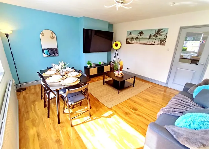 Comfortable 3 Bedrooms House - Ideal For Family And Contractors - Free Wifi, Projector In Bedroom And Free Parking For 2 Cars *