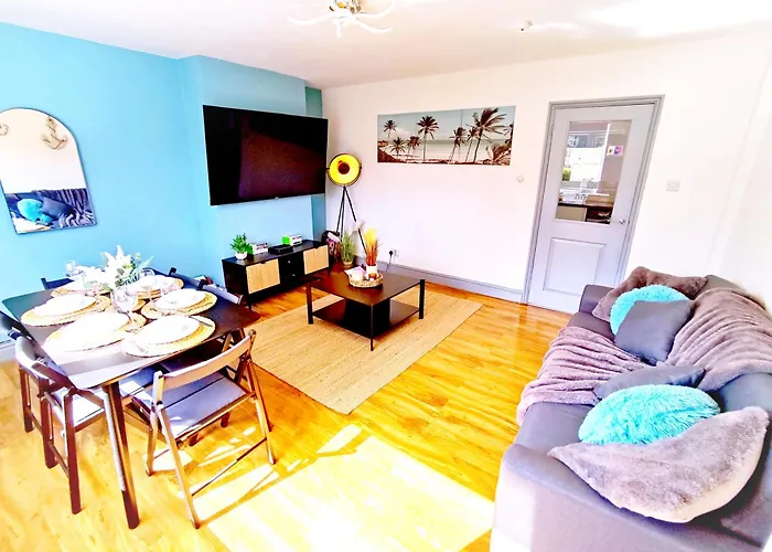 Comfortable 3 Bedrooms House - Ideal For Family And Contractors - Free Wifi, Projector In Bedroom And Free Parking For 2 Cars Leeds (West Yorkshire)