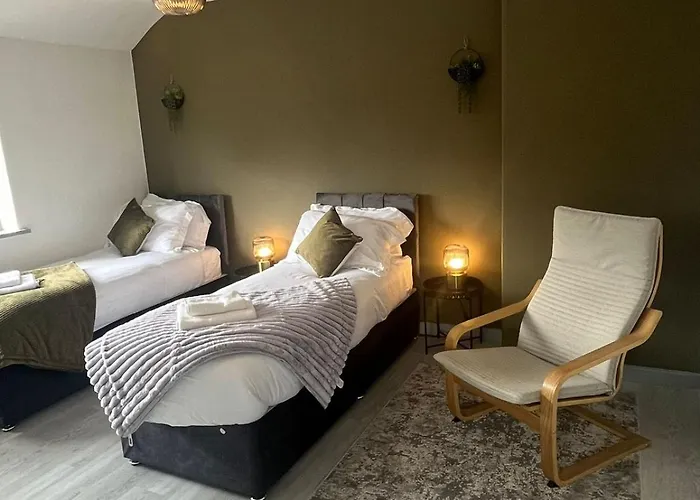 Comfortable 3 Bedrooms House - Ideal For Family And Contractors - Free Wifi, Projector In Bedroom And Free Parking For 2 Cars Leeds (West Yorkshire)