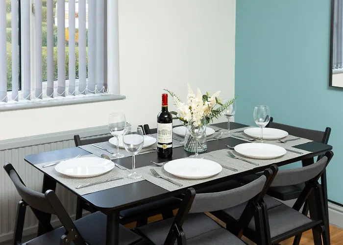 Holiday home Comfortable 3 Bedrooms House - Ideal For Family And Contractors - Free Wifi, Projector In Bedroom And Free Parking For 2 Cars Leeds (West Yorkshire)