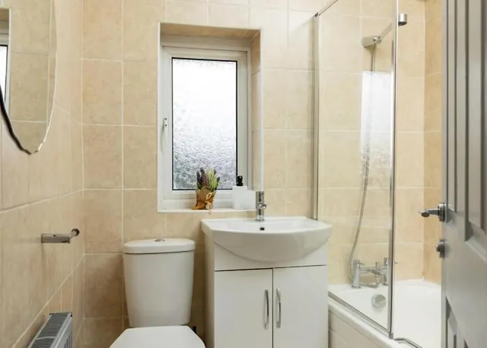 度假居 Comfortable 3 Bedrooms House - Ideal For Family And Contractors - Free Wifi, Projector In Bedroom And Free Parking For 2 Cars 利兹