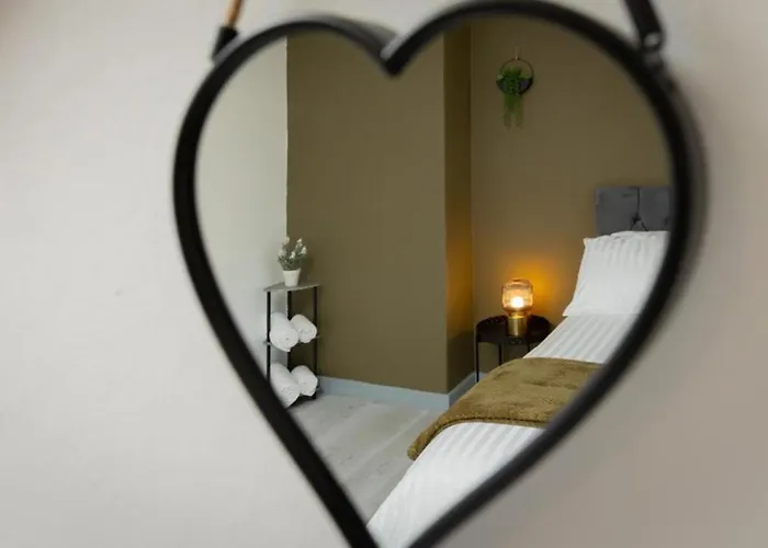 Comfortable 3 Bedrooms House - Ideal For Family And Contractors - Free Wifi, Projector In Bedroom And Free Parking For 2 Cars Leeds (West Yorkshire)