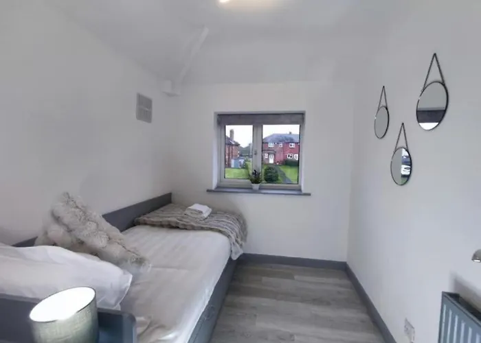 Comfortable 3 Bedrooms House - Ideal For Family And Contractors - Free Wifi, Projector In Bedroom And Free Parking For 2 Cars Holiday home *