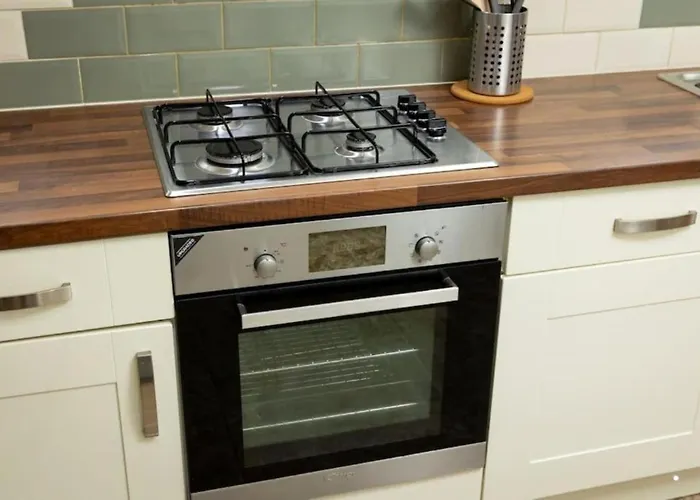 Comfortable 3 Bedrooms House - Ideal For Family And Contractors - Free Wifi, Projector In Bedroom And Free Parking For 2 Cars 度假居 *