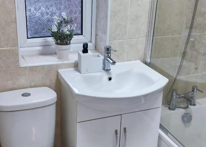 Comfortable 3 Bedrooms House - Ideal For Family And Contractors - Free Wifi, Projector In Bedroom And Free Parking For 2 Cars Leeds (West Yorkshire)